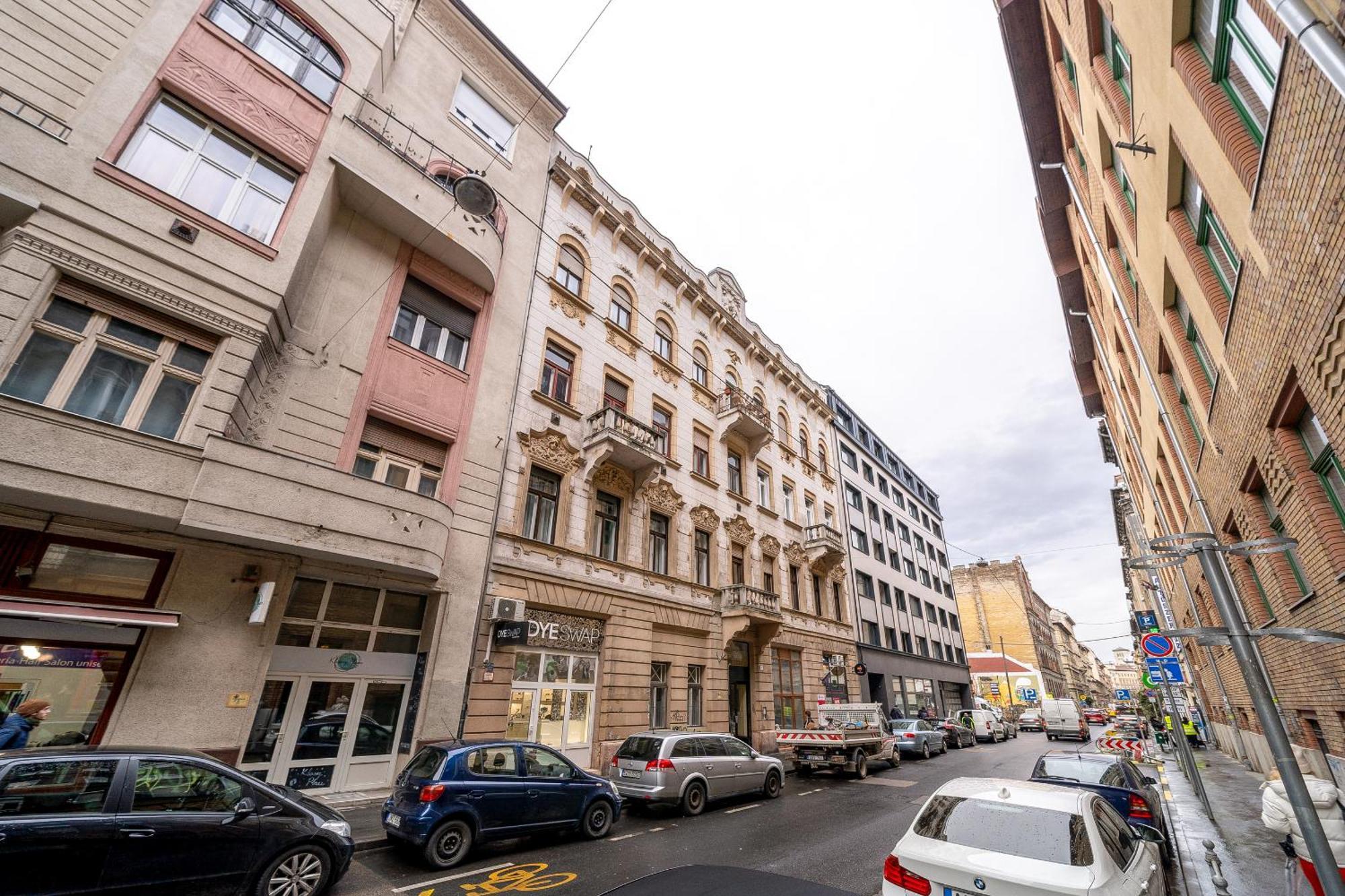 Budapest Magic Blue In Downtown Екстериор снимка
